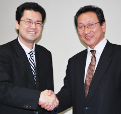 株式会社カズマ 代表取締役 数馬國治社長と上坂経営センター取締役 片川長州